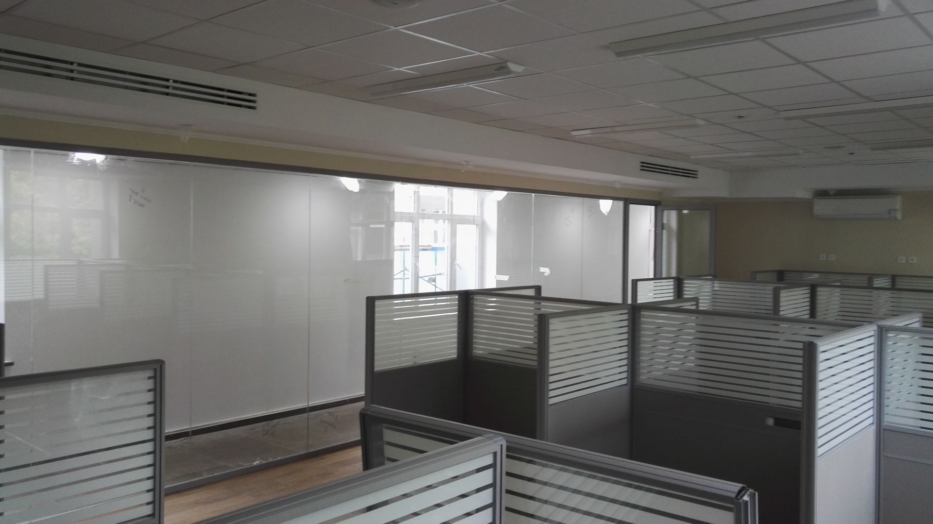 Монтаж и установка мобильных и напольных офисных перегородок от ...